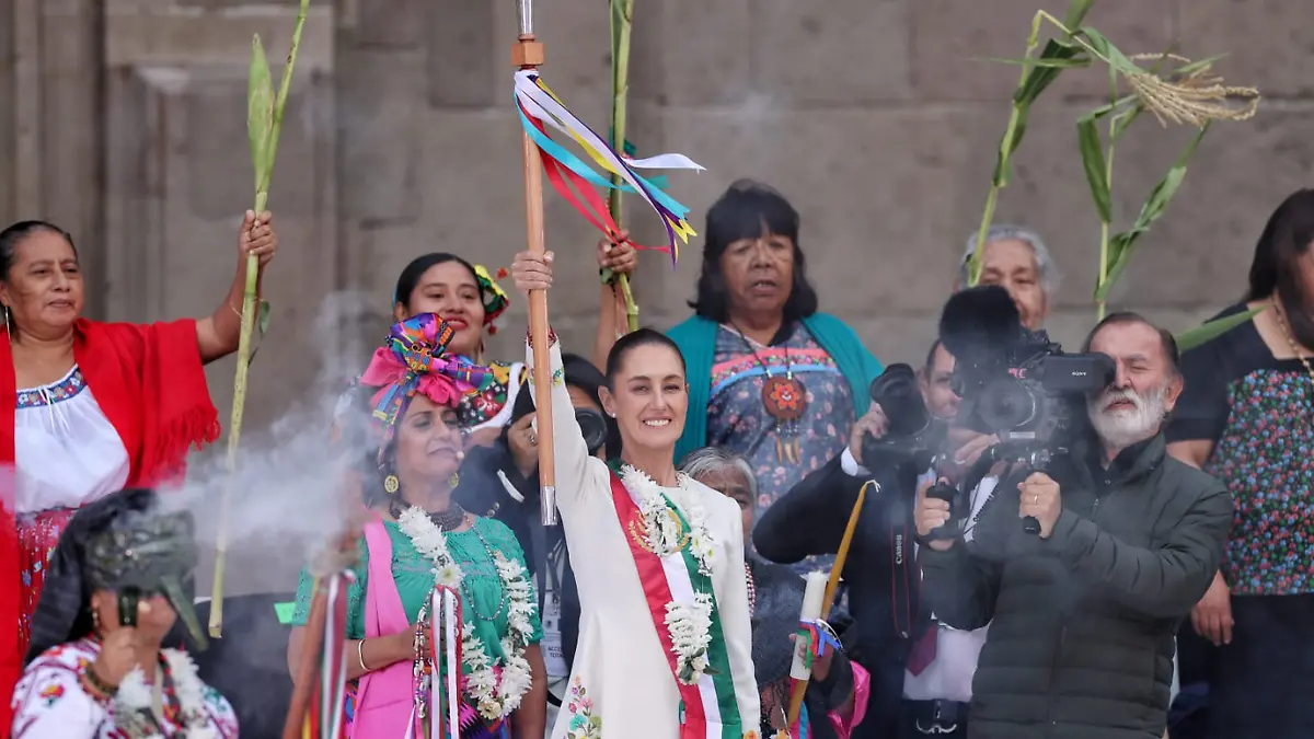 Claudia Sheinbaum recibe el bastón de mando de los pueblos indígenas